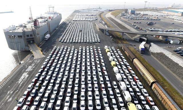 VW-Modelle warten auf die Verschiffung in Emden. Zuletzt musste der Konzern nicht zugelassene Autos „zwischenparken“.