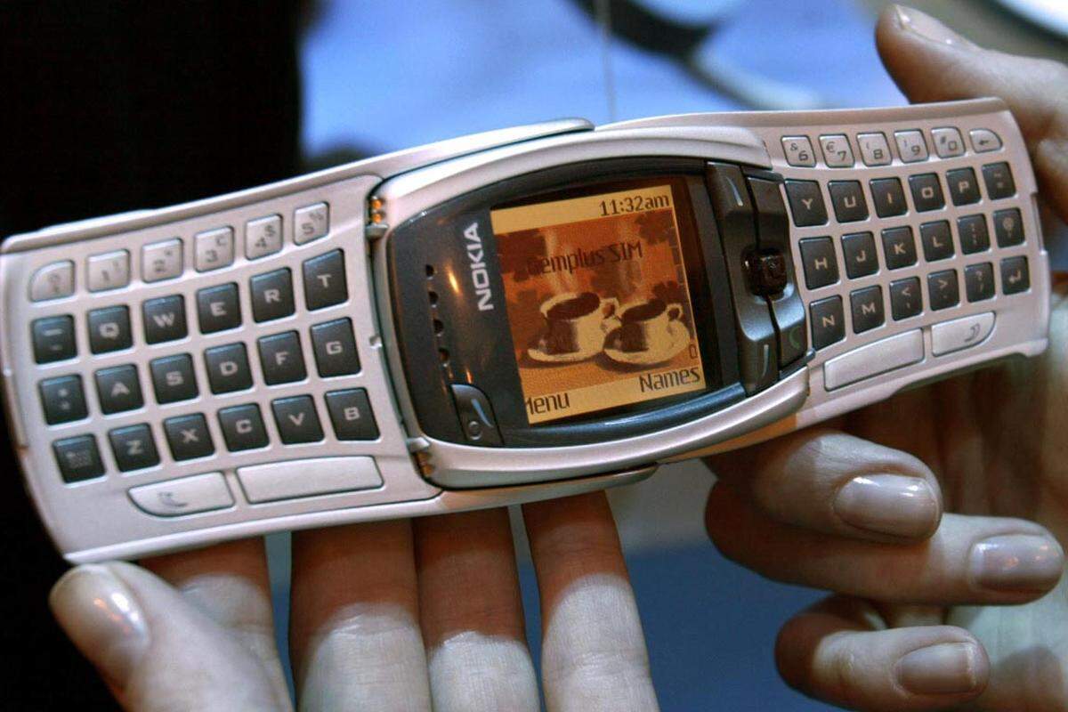 2002 begann Nokia auch mit komplett neuen Formen zu spielen. Hier im Bild etwa das 6800 ...