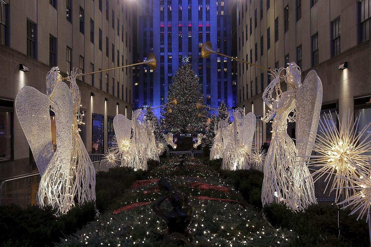 Mit einer pompösen Show wird jährlich der Christbaum vor dem Rockefeller Center in Manhattan eingeweiht. Dieses Jahr stammt der rund 23 Meter hohe Baum aus dem Bundesstaat New York - es ist der 83. Baum. Erstmals hatten Bauarbeiter 1933 einen Christbaum auf der Baustelle des noch nicht errichteten Hochhauses aufgestellt.