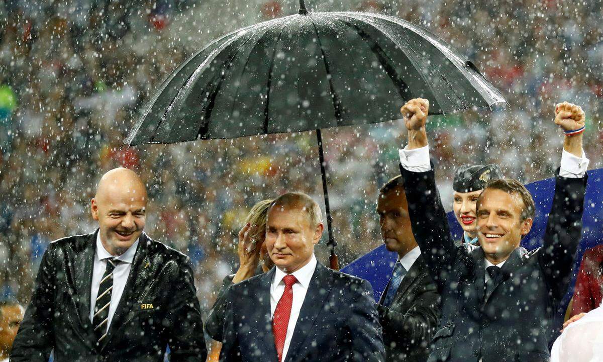 15. Juli. Und noch einmal die WM. Dort ließ der russische Präsident Wladimir Putin seine Gäste - unter anderem den französischen Präsidenten Emmanuel Macron rechts neben ihm - einfach im Regen stehen.