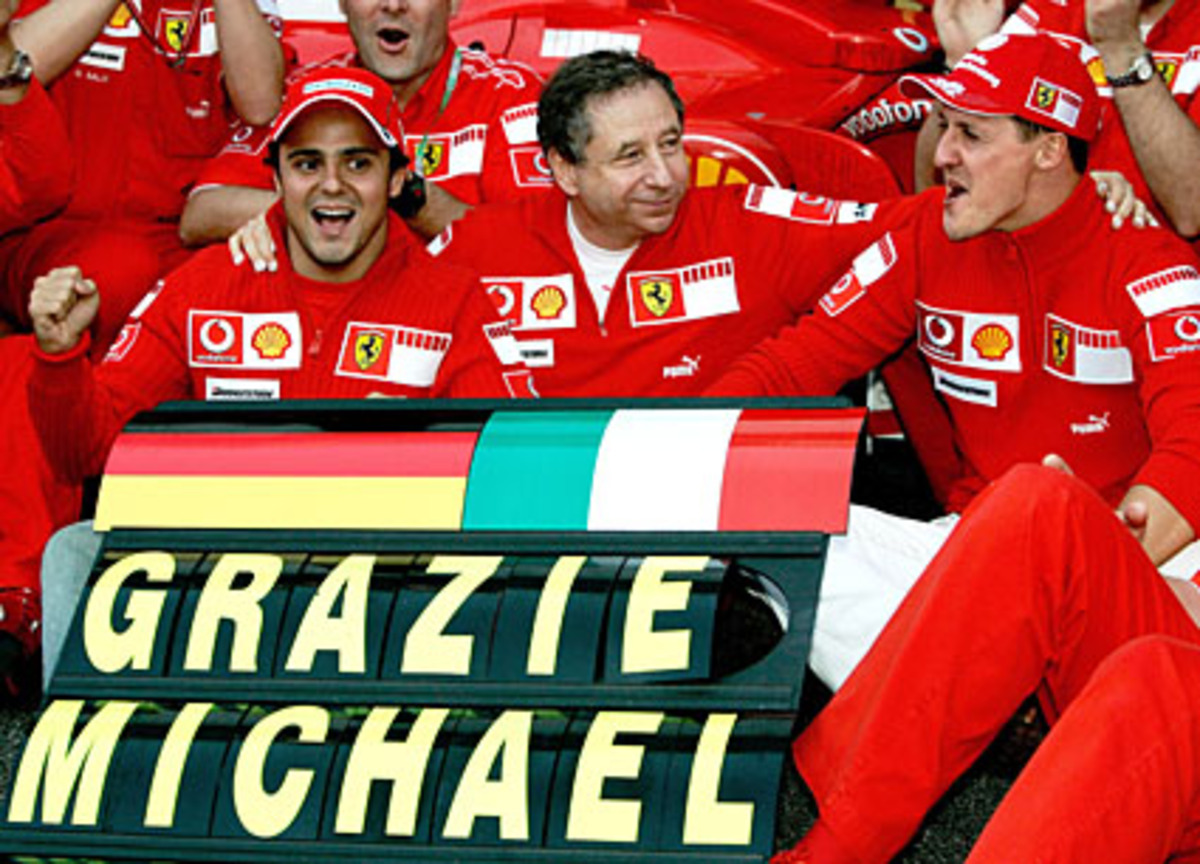 Der grandiose Schlussakt einer einzigartigen Karriere: Nach einem Reifenplatzer in der neunten Runde fällt Schumacher bis an das Ende des Feldes. Doch er gibt nicht auf. Zwar hat er keine Chance mehr auf den WM-Titel, der an Alonso geht, aber er wird immerhin noch Vierter.