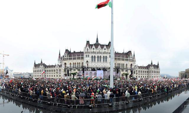 Viktor Orbáns Anhänger feiern ihr Idol. Von Skandalen bleiben sie unbeeindruckt. Der Premier setzt auf einen Angstwahlkampf.