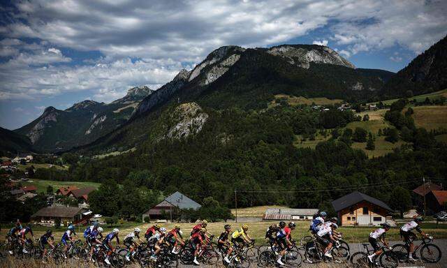 Die 14. Etappe der Tour de France ist wegen eines Massensturzes vorübergehend gestoppt worden.