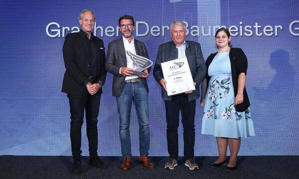 Auszeichnung 1. Platz National tätige Großbetriebe für die Grabher, Der Baumeister GmbH (v.l.): IV Vorarlberg-Präsident Martin Ohneberg, Grabher-Geschäftsführer Christian Hefel und Prokurist Werner Partel sowie KSV1870 Standortleiterin Feldkirch Regina Nesensohn.