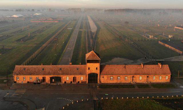 Eingang zum KZ Auschwitz II Birkenau, das am 27. Jänner 1945 von der Roten Armee befreit wurde. Dem 75-Jahr-Gedenken am Montag bleibt Russlands Präsident Putin fern. 