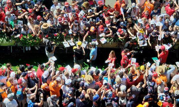 Tausende strömten zur Autogrammstunde, 200.000 Fans sollen es am gesamten Wochenende sein.