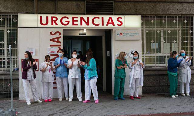 In Spanien wächst der Unmut über die Ausgangssperren. Die Solidarität mit dem Gesundheitspersonal (hier vor einem Krankenhaus in Madrid) bekommt Risse.