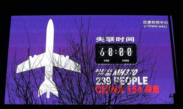 Ein großer Bildschirm in Peking zeigt an, wie lange schon nach dem Malaysian Airlines-Flug MH370 gesucht wird.