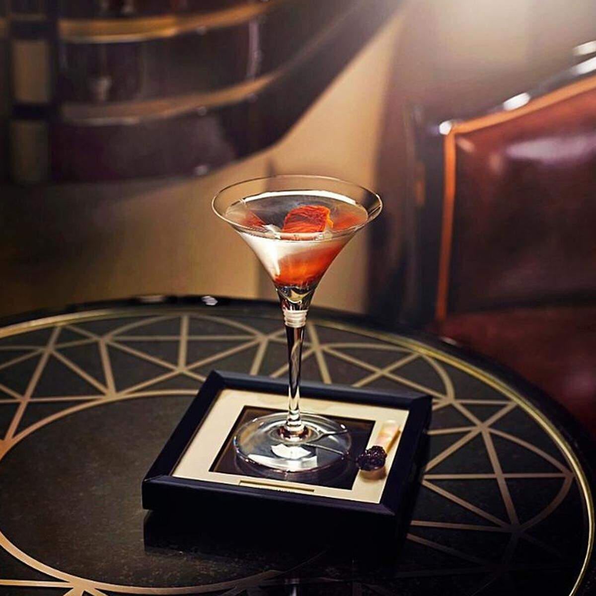 2017 war die American Bar im Londoner Savoy Hotel noch auf Platz eins zu finden, dann verließ Chef-Barkeeper Erik Lorincz die Bar. "Die American Bar im Savoy in London ist ein Denkmal für Mixgetränke, deren klassischer und schwerverdienter Status seit fast 130 Jahren kultiviert wird, indem man das Große und Gute serviert."