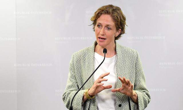Neos-Mandatarin Stephanie Krisper ist der ÖVP ein Dorn im Auge.