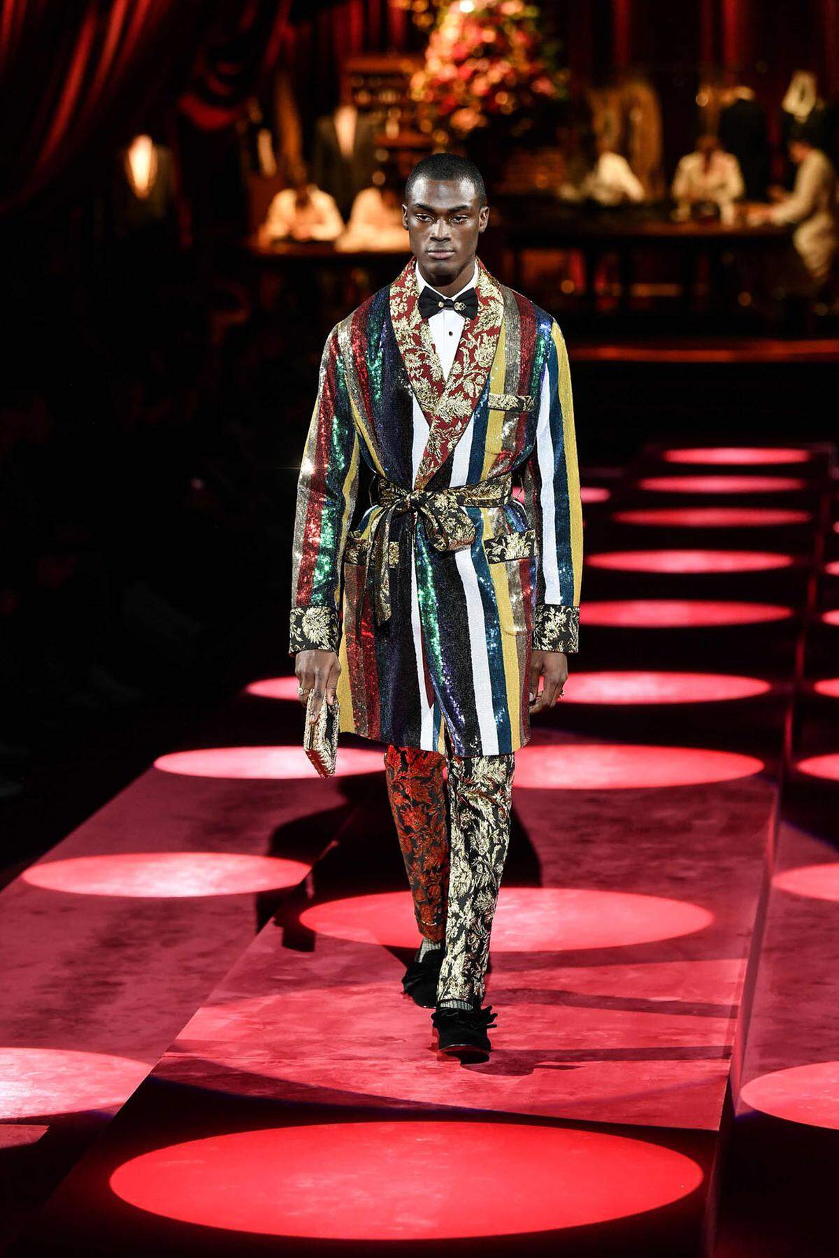 Hochkarätigen Boudoir-Look präsentierte Dolce &amp; Gabbana.