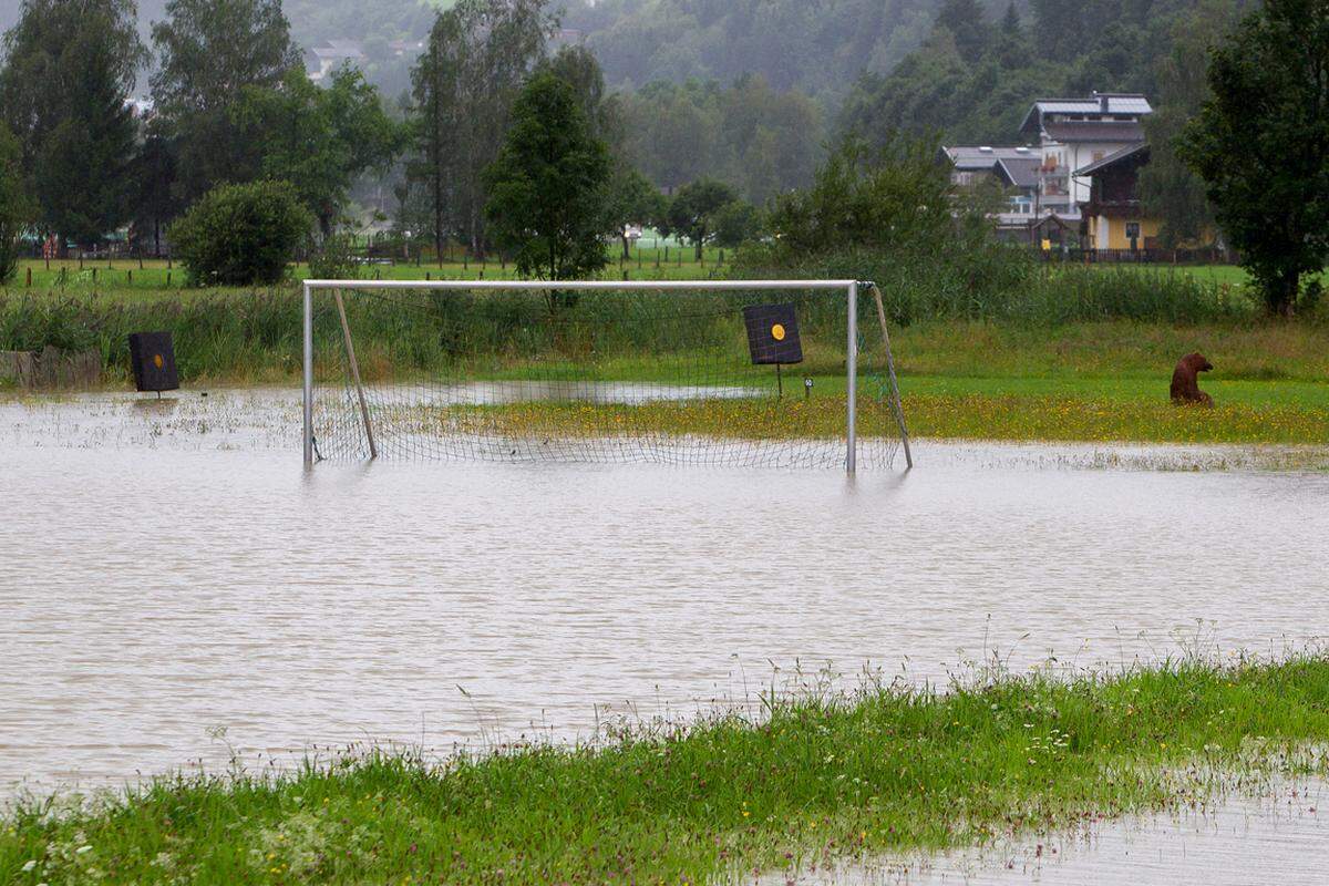 Am Donnerstag gab es auch im Westen Überflutungen. Im Bild: Ein Sportplatz in Stuhlfelden (Salzburg).