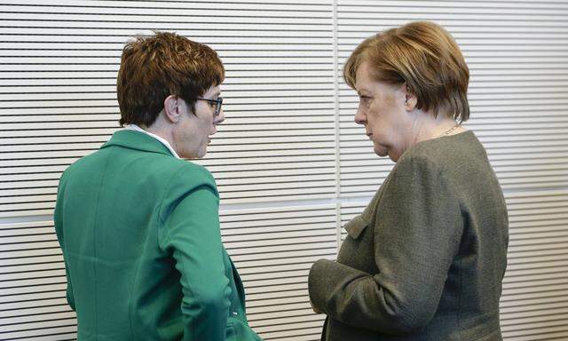 Annegret Kramp-Karrenbauer (links) gilt als Angela Merkels Wunschnachfolgerin im Kanzleramt. Aber noch ist es nicht soweit.