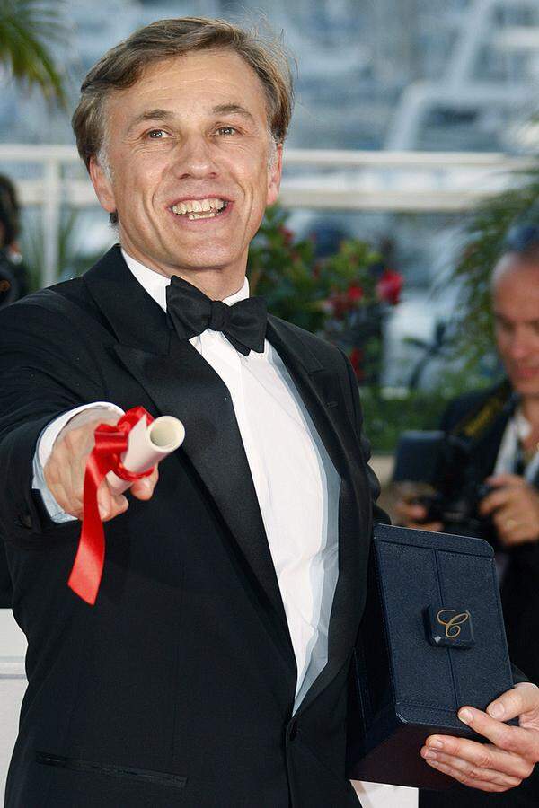 Zuvor erntete Waltz in Cannes als Hans Landa mit dem renommierten Darstellerpreis die verdienten Früchte, seither regnet es Auszeichnungen und Angebote in Hülle und Fülle. Im Jänner 2010 hatte er den Golden Globe für den besten Nebendarsteller gewonnen.
