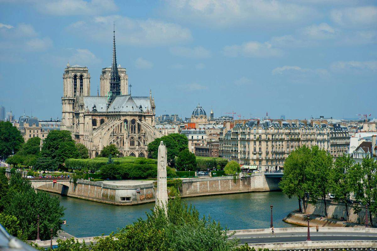 Neben den großen Touristenattraktionen wie Notre Dame (im Bild), Eiffelturm und Arc de Triomphe kann die Stadt auch mit wunderschöner Architektur, exquisitem Essen und Museen wie dem Louvre aufwarten.