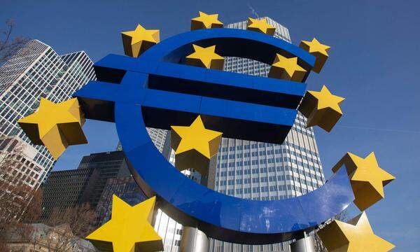 Die Umstellung auf den Euro war ein einzigartiger historischer Schritt: Vor dem 1. Januar 2002 druckte die Europäische Zentralbank mehr als 15 Milliarden Euro-Banknoten und prägte etwa 52 Milliarden Münzen. 