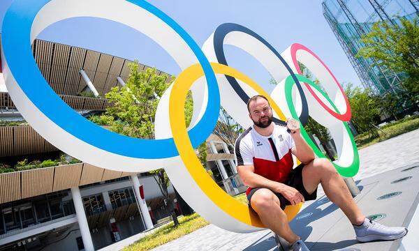 Lukas Weißhaidinger präsentiert stolz seine Bronzemedaille in Tokio.