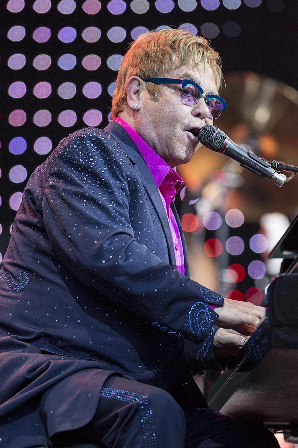 Sänger Elton John, dessen Leben verfilmt werden soll, verdiente im vergangenen Jahr 40 Millionen Euro.
