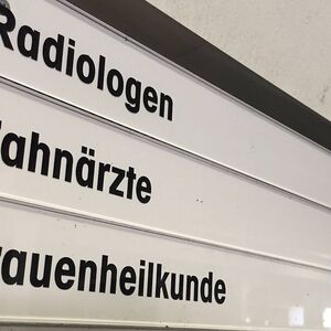 Hinweisschilder f�r unterschiedliche �rzte 23 09 2016