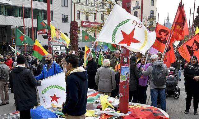 Der kurdische Protest in Wien - am Eingang zur Mariahilfer Straße.