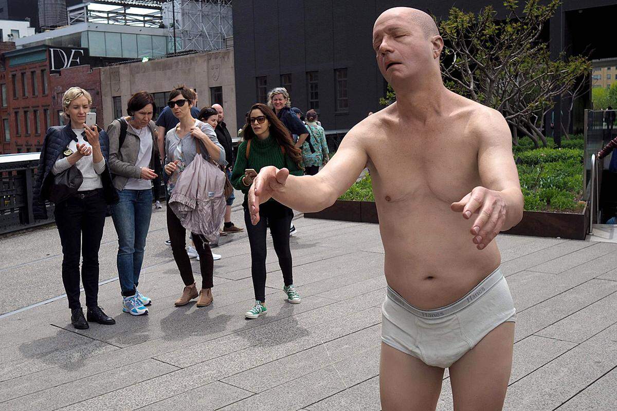 Die hyperrrealistische Skulptur eines schlafwandelnden Mannes in Unterhose verblüfft und irritiert Besucher in New York.