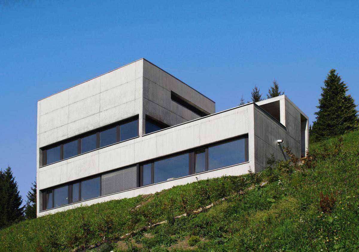 Auf den folgenden Seiten zeigt "Die Presse" jene österreichischen Projekte, die einen Anerkennungspreis erhielten und es somit unter die besten 50 Häuser geschafft haben.  "Einige der Häuser, die wir in diesem Buch präsentieren, versuchen erst gar nicht, eine populäre Vorstellung von einem schönen Haus anzustreben, sie setzen auf Unverwechselbarkeit und fordern zur Diskussion heraus", so Ulf Poschardt im Einleitungstext. Im Bild: Das Bauwerk aus Beton am Steilhang im Vorarlberger Rheintal von Architekturterminal Hackl und Klammer (www.architekturterminal.at)