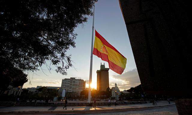 Spanische Flagge auf Halbmast: Gedenken an die Covid-19-Toten.