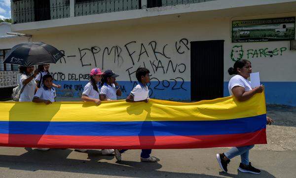 Anfang September protestierten Menschen in Kolumbien, nachdem eine Schule während der Kämpfe zwischen der kolumbianischen Polizei und der FARC von Schüssen getroffen worden war.