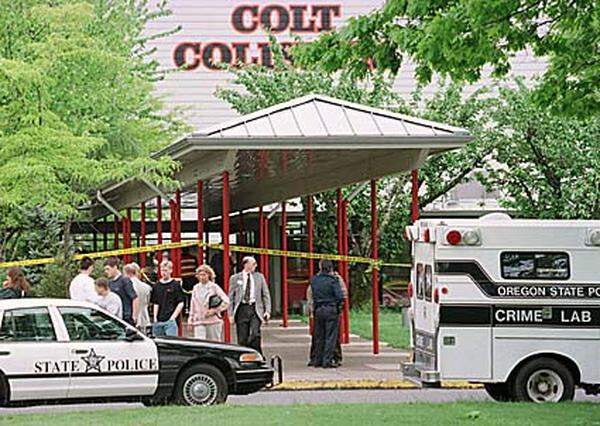 In Springfield im US-Bundesstaat Oregon eröffnet ein Schüler der Thurston High School das Feuer. Zwei Schüler sterben, 22 werden verletzt. Davor hat er seine Eltern getötet.