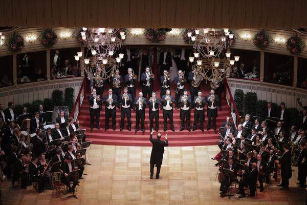 Die Opernball-Eröffnung hat mit Fanfaren-Klängen von Karl Rosner begonnen.