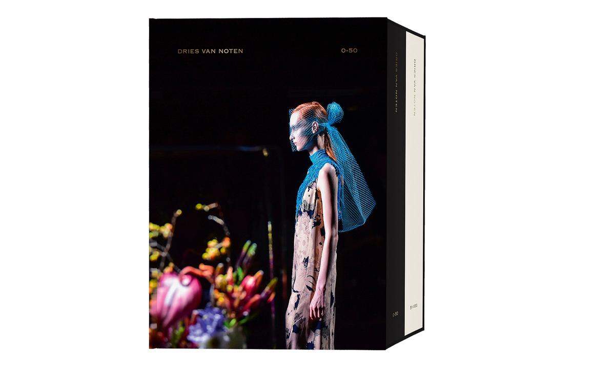 „Dries Van Noten 1–50“ sowie „50–100“, Lanoo Publishers, je 69 Euro.