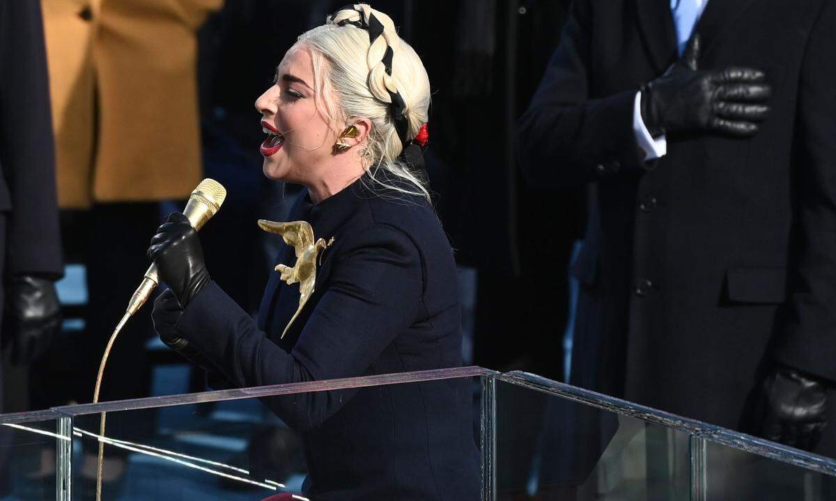 Die US-Hymne ist dank ihres Tonumfangs übrigens nicht die einfachste Aufgabe für Live-Auftritte. Lady Gaga bewältigte die Aufgabe routiniert.