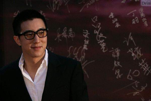 Hollywood-Schauspieler Jackie Chan hat sich "sehr geschockt und verärgert" uber die Festnahme seines Sohnes Jaycee Chan in Peking wegen Drogenvergehen geäußert. Er ubernehme die Verantwortung, seinen Sohn nicht richtig erzogen zu haben, und entschuldige sich auch in dessen Namen bei der Öffentlichkeit, sagte Chan am Mittwoch.  "Als Prominenter ist es mir peinlich, als Vater tut mir das Herz weh", zitierte der Unterhaltungsdienst des Internetkonzerns Tencent den Action-Star ("Rush Hour") weiter. Der 31-Jährige Jaycee Chan, ebenfalls Schauspieler und Sänger, war zusammen mit dem befreundeten taiwanesischen Filmstar Kai Ko mit Drogen festgenommen worden. "Ich hoffe, jungen Leuten ist es eine Lehre und sie lassen die Finger von Drogen", teilte der 60-jährige Chan in seiner Erklärung mit. Sein Sohn musse jetzt die Konsequenzen fur sein Fehlverhalten tragen.