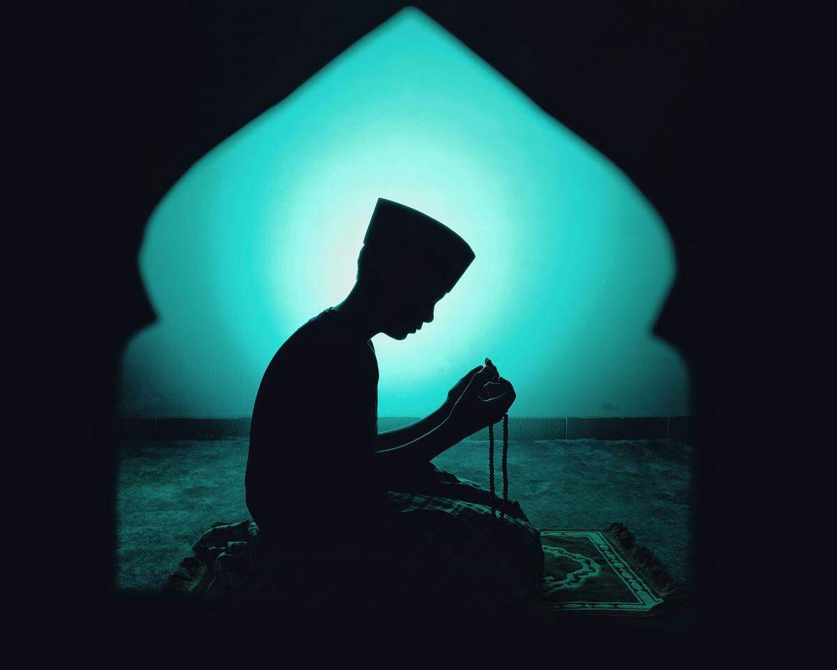 "Schöne Seele", nennt ein Indonesier sein Foto. Es zeigt seinen Sohn beim Beten. "Wegen der globalen Pandemie konnten wir nicht in die Moschee gehen, um zu beten. Trotz dieser Umstände gelang es uns durch unsere Gebete, auch zu Hause Gott nahezukommen und Frieden in uns zu spüren". 