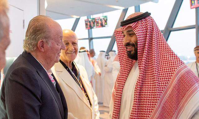 Kronprinz Mohammed bin Salman (r.) sowie Ex-König Juan Carlos
