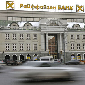 Die Raiffeisen-Bank in Russland ist seit Kriegsbeginn im Visier der ukrainischen Behörden. Anhaben konnte ihr das bisher nichts.