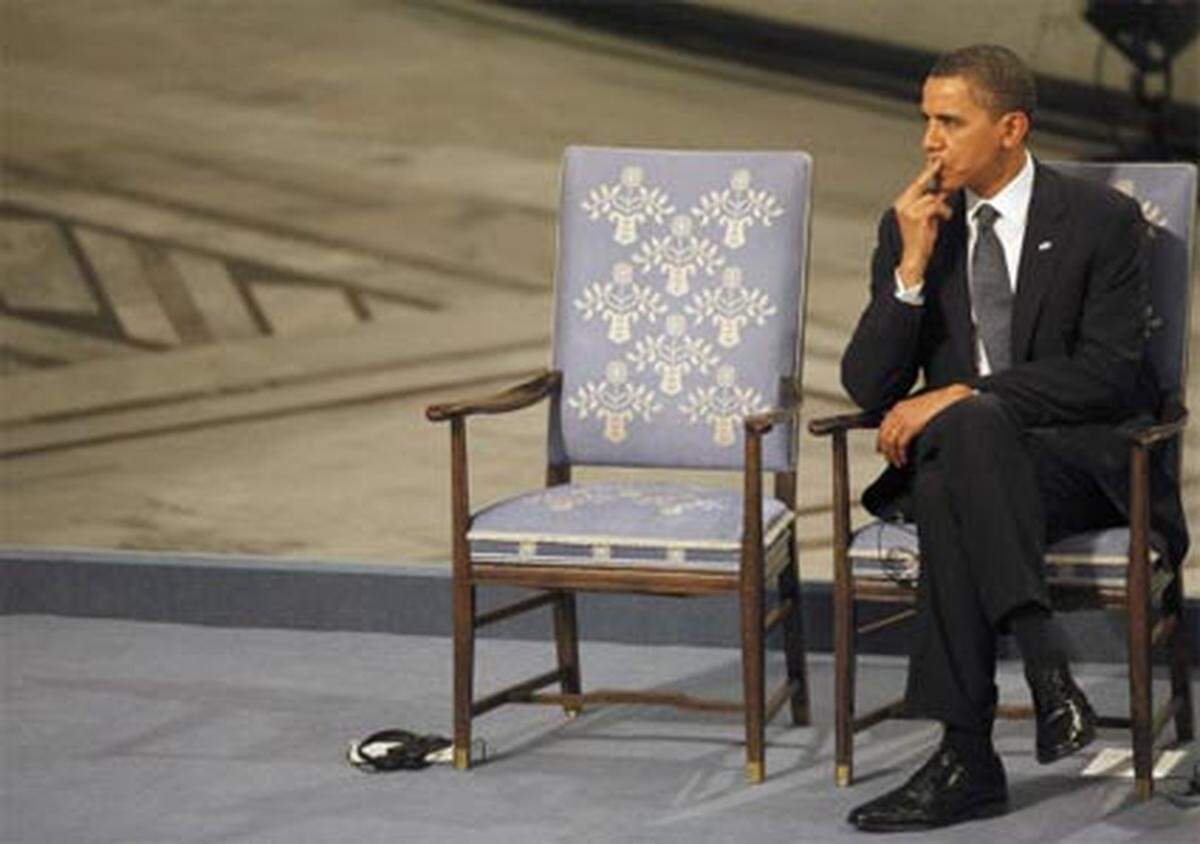 "Mein rechter, rechter Platz ist leer..." Scheint so, als ob Obama hier noch einmal die Eckpunkte seiner Rede durchgegangen ist.