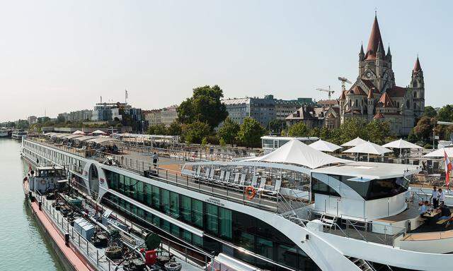In Wien warten Flusskreuzfahrtschiffe darauf, dass die Donau an manchen Stellen wieder mehr Wasser führt.