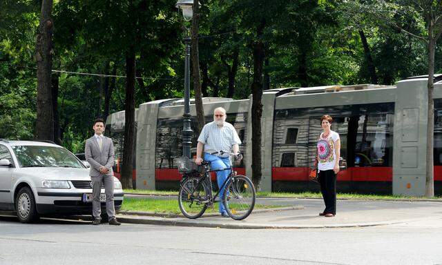 Wiener Verkehrsmix (v. l.): Nikolaus Authried fährt mit dem Auto,Wilhelm Grabmayr schwört auf das Fahrrad, Martina Strasser kämpft für das Zufußgehen.