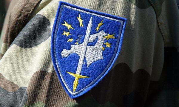 Das Abzeichen des Eurokorps ist auf der Schulter eines Soldaten: Bis zu 60.000 Soldaten aus Deutschland, Frankreich, Belgien, Spanien und Luxemburg können dem Korps unterstellt werden.