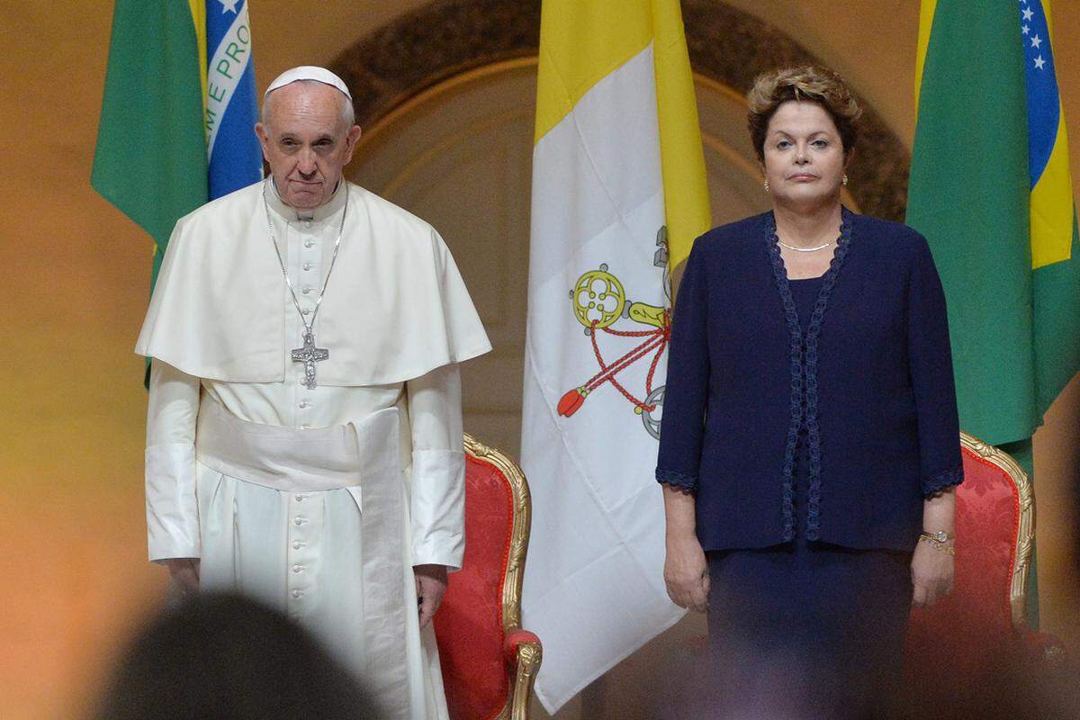 Nach der Fahrt durchs Zentrum flog Franziskus per Hubschrauber zum Palacio Guanabara, dem Sitz des Gouverneurs von Rio de Janeiro, wo er auch mit Staatschefin Dilma Rousseff zusammentraf, die ihn bereits am Flughafen begrüßt hatte.
