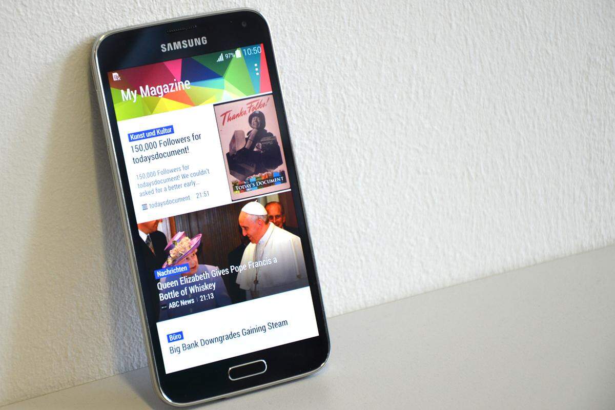 Auf den Spuren von HTCs Blink Feed hat Samsung eine Art personalisierter Zeitung hinzugefügt.
