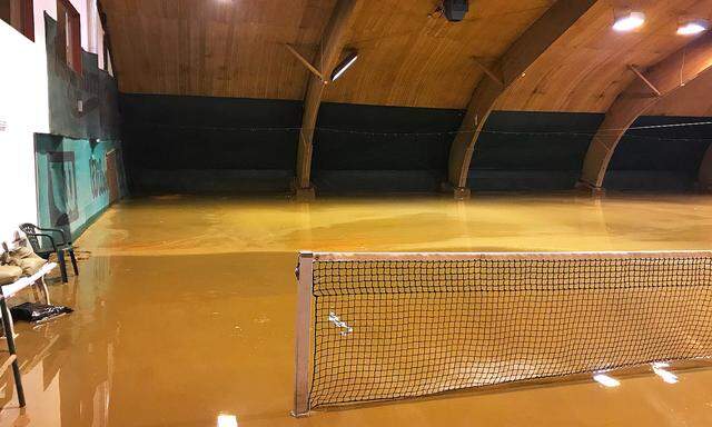 Tennishalle unter Wasser