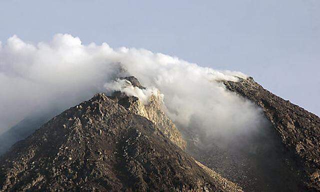 Mount Merapi spews volcanic smoke in Yogyakarta, central Java, Indonesia, Monday, Oct. 25, 2010. Indo