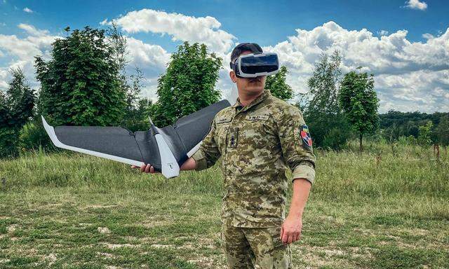 Ein ukrainischer Soldat mit Videobrille und Parrot-Drohne am Stadtrand von Kiew: Die Ukraine will Drohnenmacht sein. 