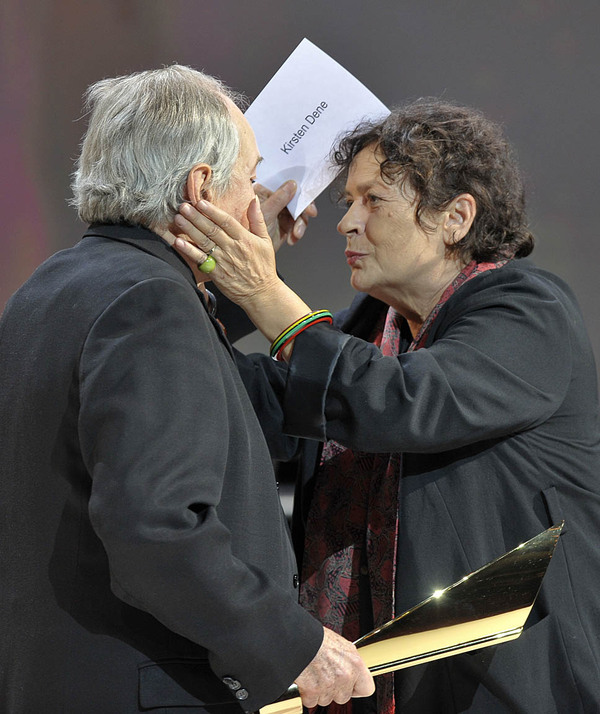 Otto Schenk gratulierte Kirsten Dene zum Sieg in der Kategorie "Beste Schauspielerin" - die Wahl der Grande Dame war erwartet worden.