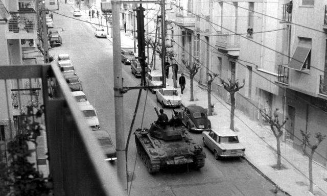 April 1967: Panzer patrouillieren auf den Straßen von Athen.