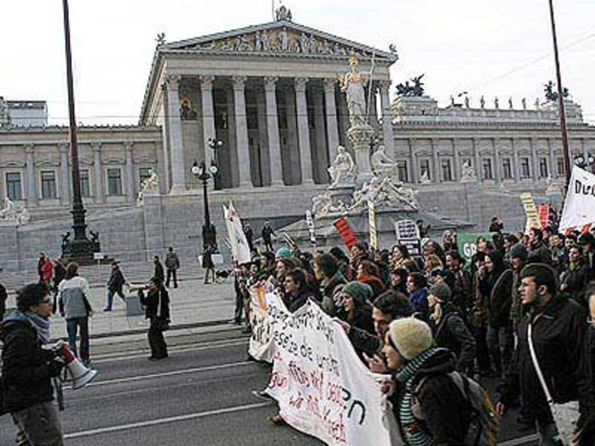 Demonstrationen gegen die Studiengebühr - allerdings nicht allzu gut besucht.