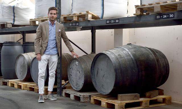 Andreas Horvath vor den Eichenfässern, in denen der oak-aged Vodka zehn Jahre lang „vergessen“ wurde. Die Spirituosen werden unter unterschiedlichen Marken in Österreich, aber auch in den USA, Polen und bald auch in Ghana verkauft. 