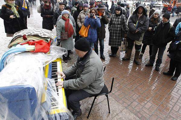 Revolutionsklänge: Ein Pianist sorgt auf dem Kiewer Majdan für etwas Abwechslung.